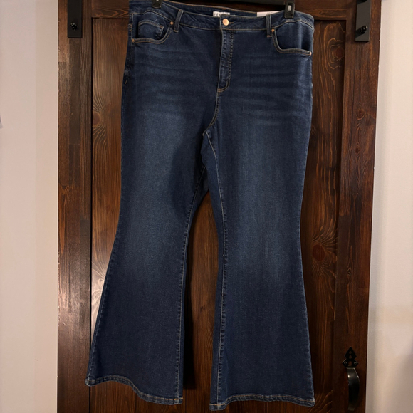 And Now This Plus Size High-Rise Flare-Leg Jeans NWT - Picture 2 of 4